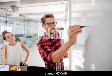 Casual Business hält einen Vortrag an Kollegen. Start treffen im Konferenzraum, Geschäftsleute, die Geschäftsideen diskutieren Stockfoto