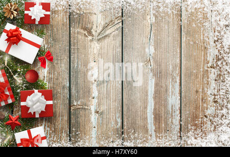 Hintergrundbild Weihnachten mit Geschenken und Christbaumkugeln mit freiem Speicherplatz für Text. Ansicht von oben. Stockfoto
