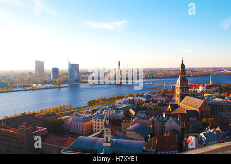 Riga, Lettland - Himmelsblick auf die Altstadt von St. Peter-Kirche Stockfoto