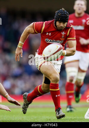 Wales Leigh Halfpenny während der Herbst-internationale match im Fürstentum Stadium, Cardiff. PRESSEVERBAND Foto. Bild Datum: Samstag, 5. November 2016. Finden Sie unter PA Geschichte RUGBYU Wales. Bildnachweis sollte lauten: David Davies/PA Wire. Einschränkungen: Verwendung Beschränkungen unterworfen. Nur zur redaktionellen Verwendung. Keine kommerzielle Nutzung. Keine Verwendung in Büchern oder print-Vertrieb ohne vorherige Genehmigung. Stockfoto