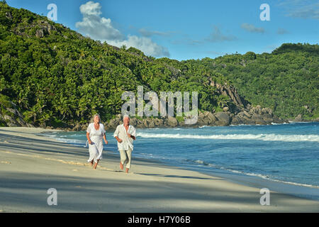 älteres Ehepaar auf Strand Stockfoto