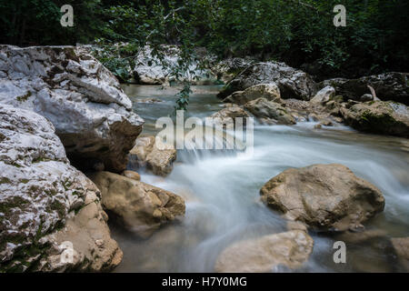 schöne natürliche wild Mountain Creek fließt zwischen Felsen Stockfoto