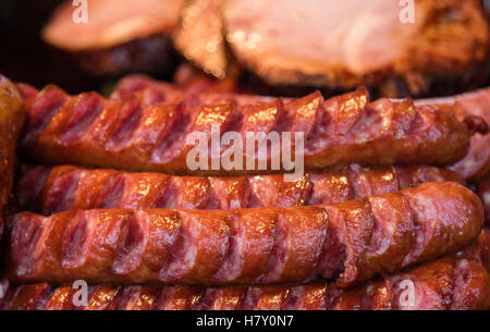 frischen heißen Grill gegrillte Schweinefleisch Wurst essen Stockfoto