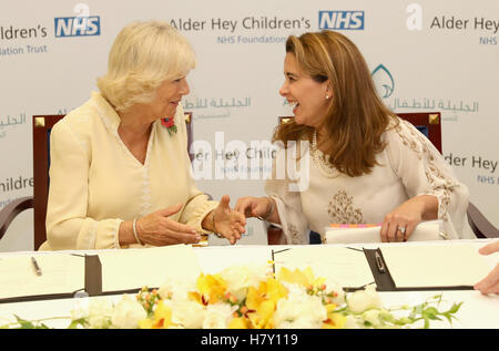 Die Herzogin von Cornwall und Prinzessin Haya Bint Al Hussein als sie bei einem Besuch im Krankenhaus in Dubai ein Handelsabkommen zwischen Alder Hey und Al Jalila Kinder-Spezialklinik zu unterzeichnen. Stockfoto