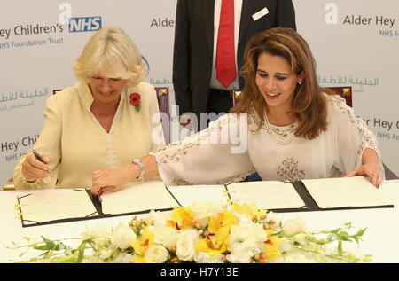 Die Herzogin von Cornwall und Prinzessin Haya Bint Al Hussein als sie bei einem Besuch im Krankenhaus in Dubai ein Handelsabkommen zwischen Alder Hey und Al Jalila Kinder-Spezialklinik zu unterzeichnen. Stockfoto