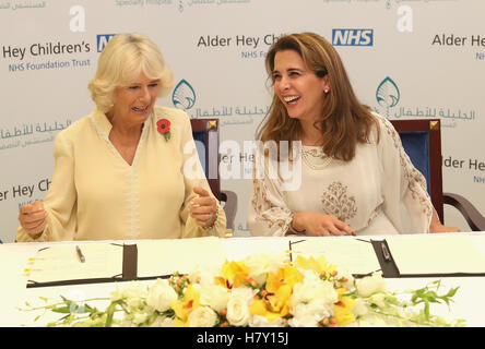 Die Herzogin von Cornwall und Prinzessin Haya Bint Al Hussein als sie bei einem Besuch im Krankenhaus in Dubai ein Handelsabkommen zwischen Alder Hey und Al Jalila Kinder-Spezialklinik zu unterzeichnen. Stockfoto