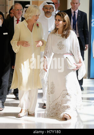 Die Herzogin von Cornwall und Prinzessin Haya Bint Al Hussein während eines Besuchs in Al Jalila Spezialität Kinderkrankenhaus in Dubai. Stockfoto