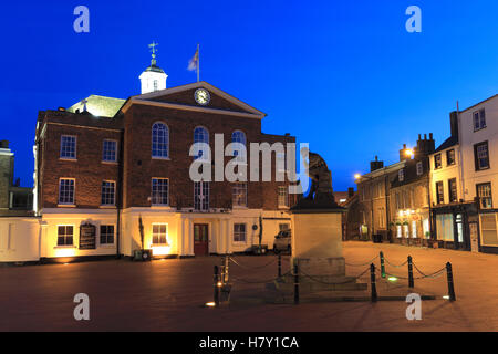 Rathaus in der Nacht, Huntingdon Town, Fenland, Cambridgeshire, England Stockfoto