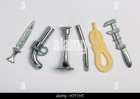 Cluedo Brettspiel Mordwaffe Stücke (links nach rechts) Dolch, Pistole, Kerzenhalter, Eisenstange, Seil, Schraubenschlüssel Stockfoto