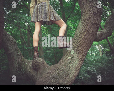 Eine junge Frau trägt einen Rock steht ein Baum im Wald Stockfoto