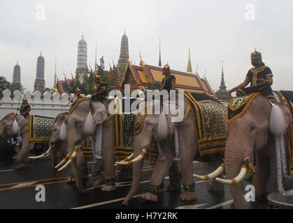 Thailand. 8. November 2016. Elefanten aus Ayutthaya Elefant Palast Parade rund um den Grand Palace, Zahlen zu den späten thailändischen Königs Bhumibol Adulyadej in Bangkok respektiert. Thais geben Sie Grand Palace zu zahlen der The Royal Urn Hall mit dem Leichnam von Thailands König Bhumibol Adulyadej in der Dusit Maha Prasat Thronsaal zu respektieren. Bildnachweis: Vichan Poti/Pacific Press/Alamy Live-Nachrichten Stockfoto