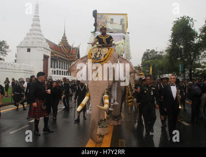 Thailand. 8. November 2016. Elefanten aus Ayutthaya Elefant Palast Parade rund um den Grand Palace, Zahlen zu den späten thailändischen Königs Bhumibol Adulyadej in Bangkok respektiert. Thais geben Sie Grand Palace zu zahlen der The Royal Urn Hall mit dem Leichnam von Thailands König Bhumibol Adulyadej in der Dusit Maha Prasat Thronsaal zu respektieren. Bildnachweis: Vichan Poti/Pacific Press/Alamy Live-Nachrichten Stockfoto