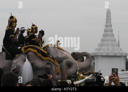 Thailand. 8. November 2016. Elefanten aus Ayutthaya Elefant Palast Parade rund um den Grand Palace, Zahlen zu den späten thailändischen Königs Bhumibol Adulyadej in Bangkok respektiert. Thais geben Sie Grand Palace zu zahlen der The Royal Urn Hall mit dem Leichnam von Thailands König Bhumibol Adulyadej in der Dusit Maha Prasat Thronsaal zu respektieren. Bildnachweis: Vichan Poti/Pacific Press/Alamy Live-Nachrichten Stockfoto