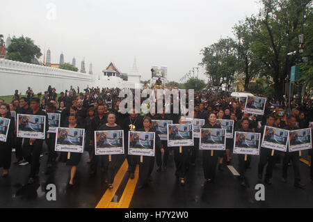 Thailand. 8. November 2016. Elefanten aus Ayutthaya Elefant Palast Parade rund um den Grand Palace, Zahlen zu den späten thailändischen Königs Bhumibol Adulyadej in Bangkok respektiert. Thais geben Sie Grand Palace zu zahlen der The Royal Urn Hall mit dem Leichnam von Thailands König Bhumibol Adulyadej in der Dusit Maha Prasat Thronsaal zu respektieren. Bildnachweis: Vichan Poti/Pacific Press/Alamy Live-Nachrichten Stockfoto