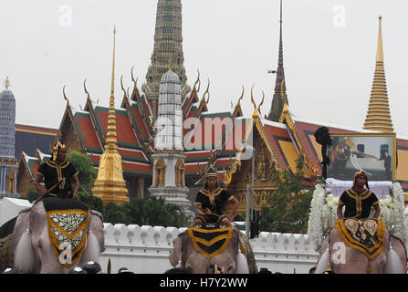 Thailand. 8. November 2016. Elefanten aus Ayutthaya Elefant Palast Parade rund um den Grand Palace, Zahlen zu den späten thailändischen Königs Bhumibol Adulyadej in Bangkok respektiert. Thais geben Sie Grand Palace zu zahlen der The Royal Urn Hall mit dem Leichnam von Thailands König Bhumibol Adulyadej in der Dusit Maha Prasat Thronsaal zu respektieren. Bildnachweis: Vichan Poti/Pacific Press/Alamy Live-Nachrichten Stockfoto