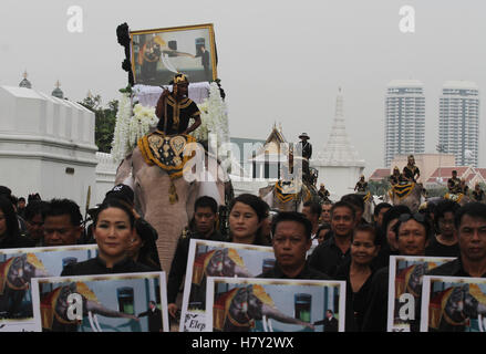 Thailand. 8. November 2016. Elefanten aus Ayutthaya Elefant Palast Parade rund um den Grand Palace, Zahlen zu den späten thailändischen Königs Bhumibol Adulyadej in Bangkok respektiert. Thais geben Sie Grand Palace zu zahlen der The Royal Urn Hall mit dem Leichnam von Thailands König Bhumibol Adulyadej in der Dusit Maha Prasat Thronsaal zu respektieren. Bildnachweis: Vichan Poti/Pacific Press/Alamy Live-Nachrichten Stockfoto