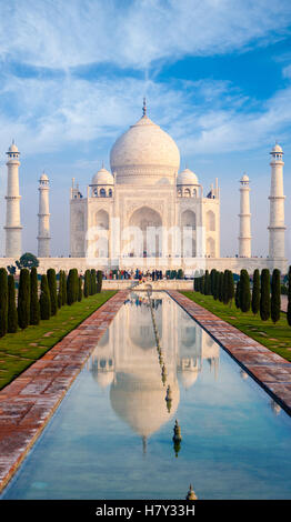 Fernen Tele vorne zentrierte Ansicht des Taj Mahal und komprimiert lange Wasserfontäne im Vordergrund am strahlend blauen Himmel Tag in Agr Stockfoto