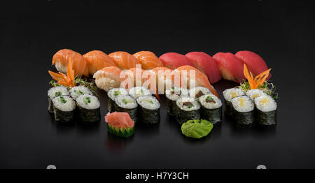 Frisches Sushi gesetzt. Nigiri und Kombu Sushi-Rollen Stockfoto