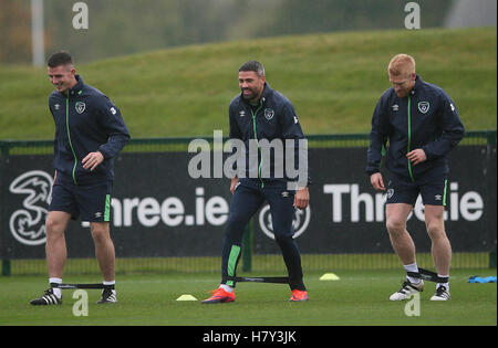 (Von links nach rechts) Republik Irland Ciaran Clark, Jonathan Walters und Paul McShane während einer Trainingseinheit im FAI National Training Center, Dublin. Stockfoto