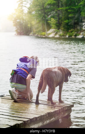 Mädchen und ihr Hund in der Hütte Stockfoto