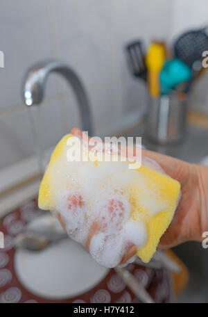 Hände mit Handschuhen Frau Abwasch hautnah Stockfoto