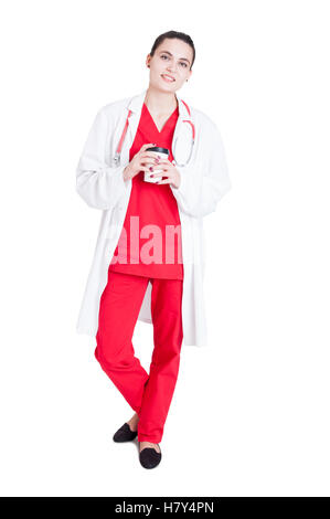 Ganzkörper von Frau Medic frischen Kaffeegenuss in ihrer Pause isoliert auf weißem Hintergrund Stockfoto