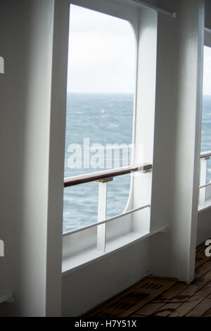 Ocean Liner Queen Mary 2 über den Atlantik blicken durch die Schiene aus dem Promenadendeck Stockfoto