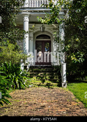 Alten aufzugeben Hauseingang auf St. Charles Ave New Orleans Stockfoto