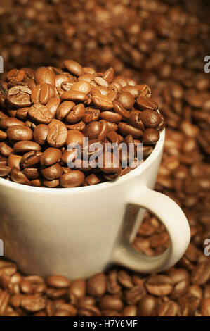 Kaffeetasse voll Kaffee Bohnen Stockfoto