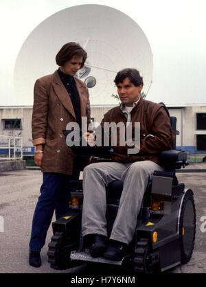 MISSION EUREKA: Sterben, Erpressung, D 1986, Regie: Klaus Emmerich, AGNES DÜNNEISEN, JAMES AUBREY, Stichwort: Parabol-Antenne, Rollstuhl Stockfoto
