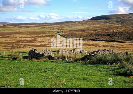 Die Überreste eines Croft im Vordergrund auf offenen Flächen in der Nähe der Cabrach, Aberdeenshire, Schottland, Großbritannien, Europa. Stockfoto