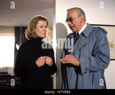 https://l450v.alamy.com/450vde/h7y88x/derrick-der-stille-mord-d-1992-regie-theodor-gradler-sonja-sutter-horst-tappert-stichwort-mantel-brille-h7y88x.jpg