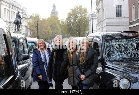 Schwarz (von links nach rechts) Taxifahrer Debbie, Sallyanne, Lucy und Mandy posieren für ein Foto nehmen sie Teil an einer Protestkundgebung in Whitehall, London, nach einer Untersuchung von Transport for London (TfL) über Verkehrsstaus und Luftverschmutzung anzurufen. Stockfoto