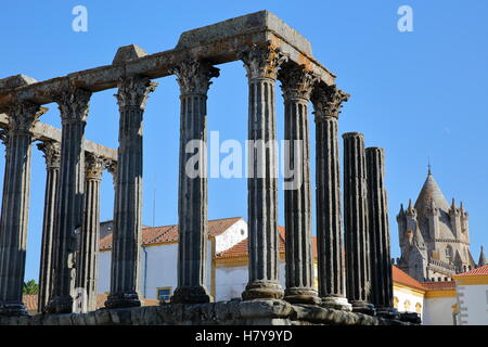 EVORA, PORTUGAL: Römische Ruinen von Diana Tempel und die Kathedrale im Hintergrund Stockfoto