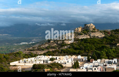 Die kleine Kapelle Notre Dame De La Serra auf den Felsen über der Stadt Calvi, Haute-Corse, Frankreich Stockfoto