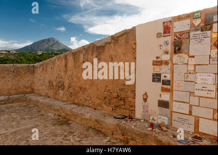 Danke Wand der kleinen Kapelle Notre Dame De La Serra gefunden hoch über der Stadt Calvi, Haute-Corse, Frankreich Stockfoto