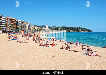 Touristen, Sonnenbaden am Strand im Zentrum der Stadt am 20. Mai 2016 in Lloret de Mar, Spanien Stockfoto