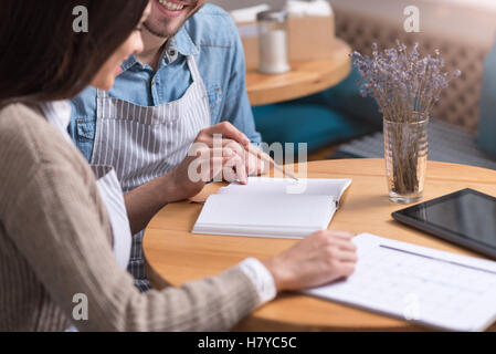 Lächelnde paar Café-Besitzer arbeiten Stockfoto