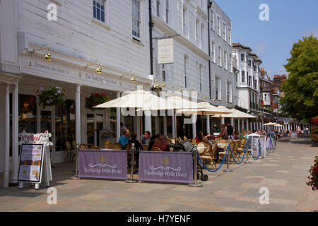 Ein Blick entlang der Pantiles Kolonnade in Tunbridge Wells. Stockfoto