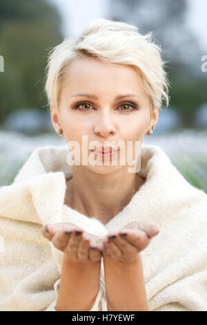 schöne blonde Frau in eine Decke gehüllt Stockfoto