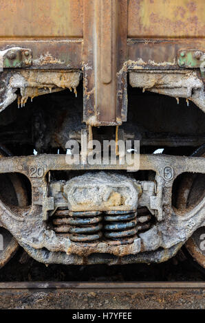 Rostige Eisenbahnrädern fallenden Salz Baskunchak See, Russland. Es gibt Flecken auf Eisenbahn Wagen Oberfläche. Nahaufnahme. Stockfoto