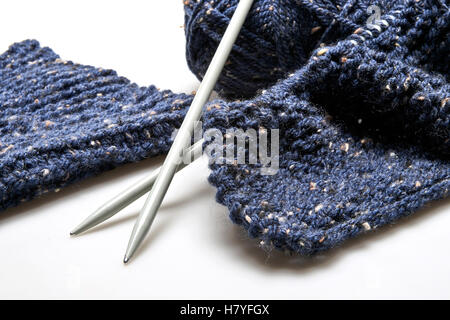 Stricken Material und Handwerk Werkzeuge auf weißem Hintergrund Stockfoto