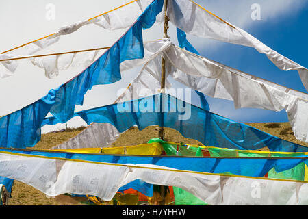 Bunte Gebetsfahnen, hinter Mt. Gurla Mandhata, 7728m, und der heilige Manasarovar See. Tibet, China. Stockfoto