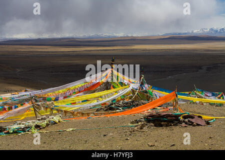 Bunte Gebetsfahnen, hinter Mt. Gurla Mandhata, 7728m, und der heilige Manasarovar See. Tibet, China. Stockfoto