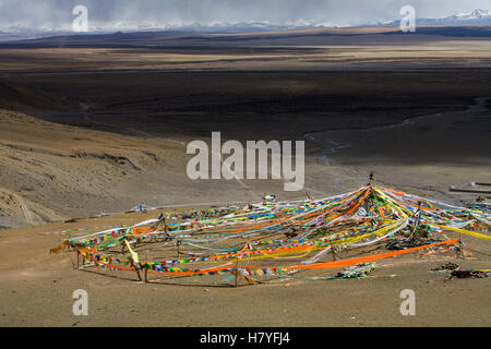 Bunte Gebetsfahnen, hinter Mt. Gurla Mandhata, 7728m, und der heilige See Manasarovar, Tibet, China. Stockfoto