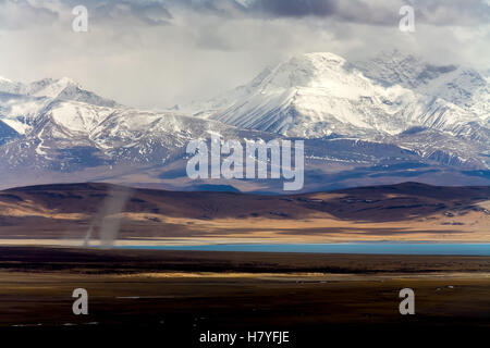 Mt. Gurla Mandhata, 7728m und den Heiligen Manasarovar See, Tibet, China. Blick vom Dorf Darchen. Stockfoto