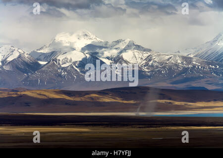 Mt. Gurla Mandhata, 7728m und den Heiligen Manasarovar See, Tibet, China. Blick vom Dorf Darchen. Stockfoto