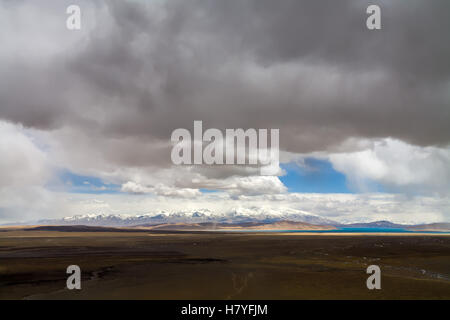 Mt. Gurla Mandhata, 7728m und den Heiligen Manasarovar See, Tibet, China. Blick vom Dorf Darchen. Stockfoto