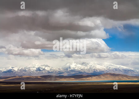 Mt. Gurla Mandhata, 7728m und den Heiligen Manasarovar See, Tibet, China. Blick vom Dorf Darchen. Stockfoto