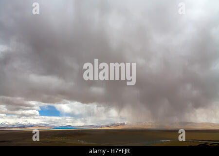 Mt. Gurla Mandhata, 7728m und den Heiligen Manasarovar See, Tibet, China. Blick vom Dorf Darchen. Stockfoto